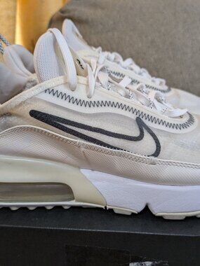 Nike Air Max 2090 White womens Low Top Lace-Up Sneakers Size 7.5 Good Condition